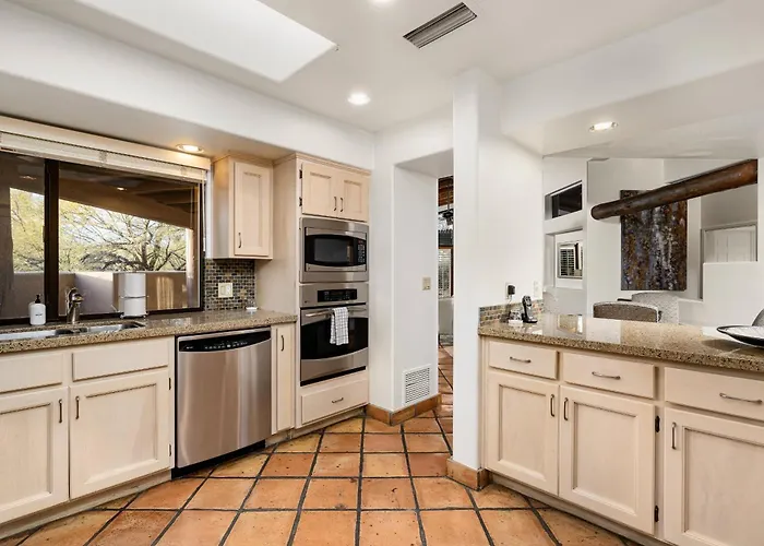 Santa Fe-style Escape In The Boulders Pool Hot Tub Access Covered Patios Grill Holiday home Cave Creek